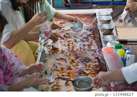 夜店の金魚すくい 115496627