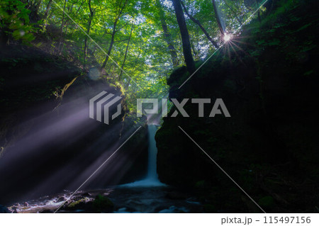 【光芒素材】夏の竜返しの滝【長野県】 【光芒素材】夏の竜返しの滝【長野県】 115497156