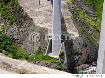 白川をまたぐ新阿蘇大橋の橋脚付近の柱状節理、橋工事により削り取られた柱状節理 白川をまたぐ新阿蘇大橋の橋脚付近の柱状節理、橋工事により削り取られた柱状節理 115497201