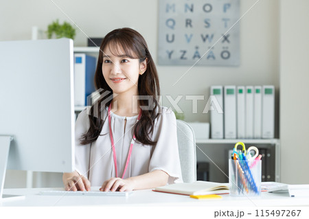 オフィスで働く若い女性 115497267