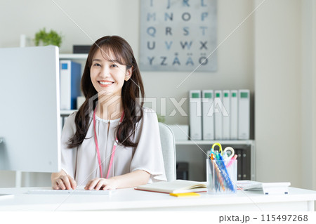 オフィスで働く若い女性 オフィスで働く若い女性 115497268