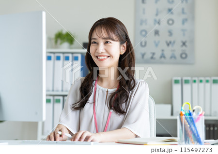 オフィスで働く若い女性 115497273