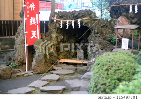 横浜関内厳島神社境内社銭洗弁財天の銭洗の泉-3 115497301