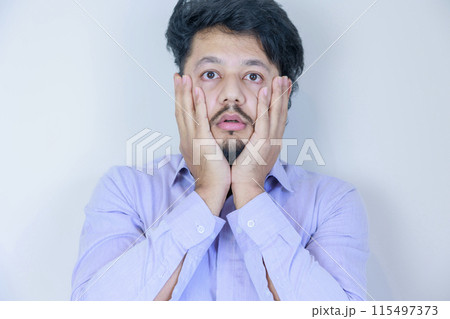 顔を覆う男性 顔を覆う男性 115497373