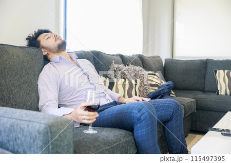 疲れた様子の男性 115497395