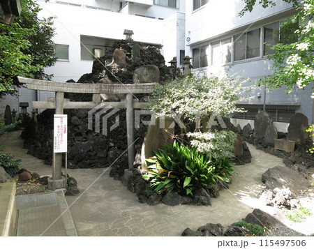 東京都中央区の鐵砲洲稲荷神社（鉄砲洲稲荷神社）にある富士塚 115497506