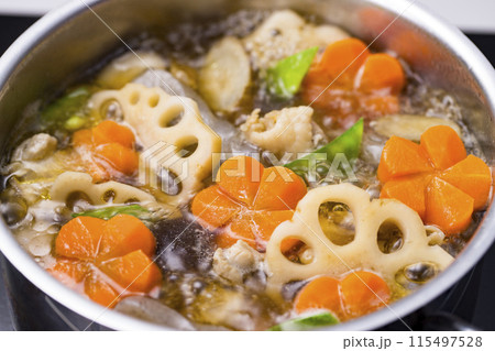 鍋で煮込む筑前煮 115497528