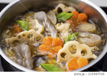 鍋で煮込む筑前煮 115497530