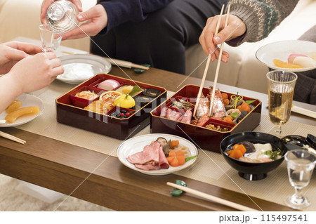 お正月の家族団欒　おせち 115497541