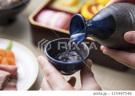 おせちと日本酒 115497546