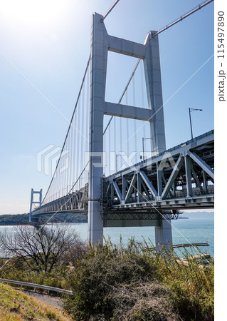 下津井港の上を通る瀬戸大橋（岡山県倉敷市） 115497890