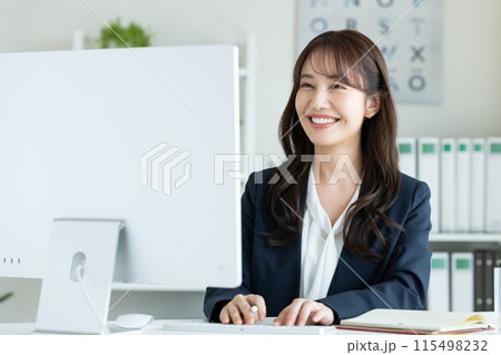 オフィスで働く若い女性 115498232