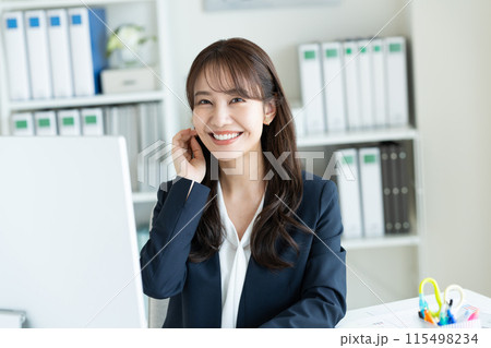 オフィスで働く若い女性 オフィスで働く若い女性 115498234