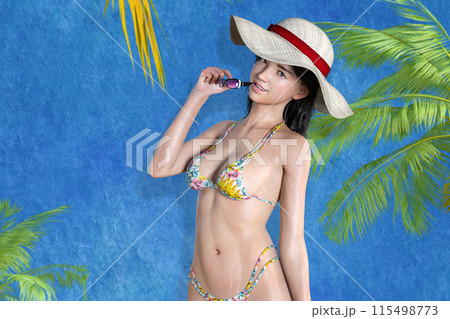 サングラスを口に当てポーズをする水着の女性 サングラスを口に当てポーズをする水着の女性 115498773