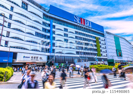 日本の東京都市景観 6月。池袋駅東口。東京都知事選挙の選挙ポスター掲示場。黄色いイケバスも見える 日本の東京都市景観 6月。池袋駅東口。東京都知事選挙の選挙ポスター掲示場。黄色いイケバスも見える 115498865