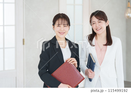 オフィスで働くビジネスマンたち（女性のみ） 115499192