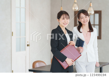 オフィスで働くビジネスマンたち（女性のみ） 115499194