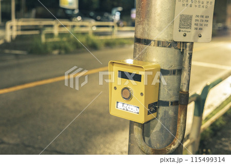 夜間 押しボタン信号 横断歩道 夜間 押しボタン信号 横断歩道 115499314