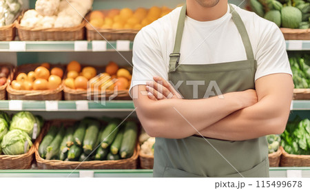 店の中で腕を組む八百屋さん 115499678