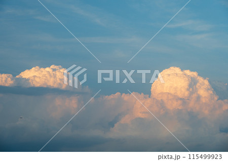 夏の空　空に浮かぶ入道雲 115499923