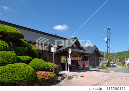 〈島根県〉出雲横田駅〜社殿造りの駅舎 115500181