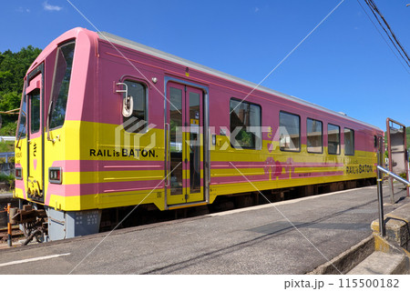 島根県〉出雲横田駅〜出発するラッピング列車　さくら 115500182