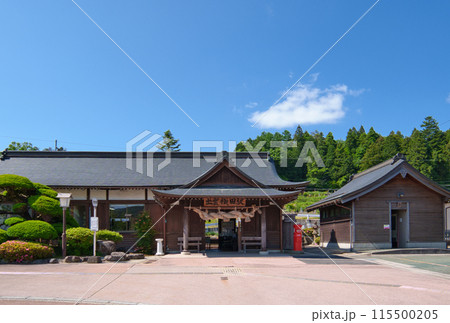 〈島根県〉出雲横田駅〜社殿造りの駅舎 115500205