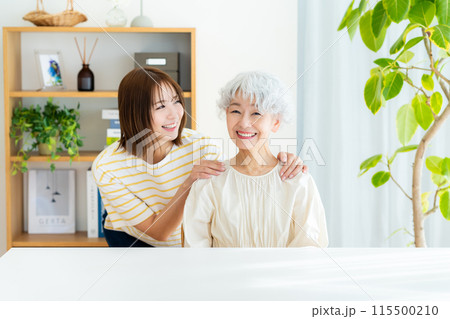 リビングでくつろぐ笑顔の親子 115500210