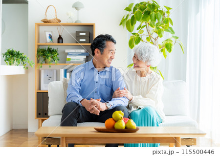 リビングでくつろぐシニア夫婦	 115500446
