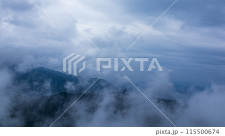 雨の日の山頂に覆いかぶさる雲 雨の日の山頂に覆いかぶさる雲 115500674