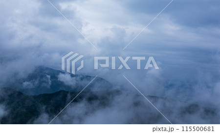 雨の日の山頂に覆いかぶさる雲 115500681