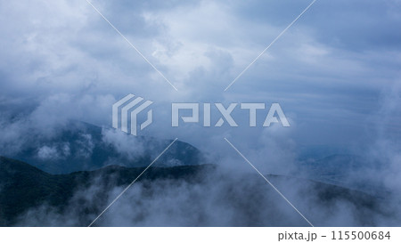雨の日の山頂に覆いかぶさる雲 雨の日の山頂に覆いかぶさる雲 115500684