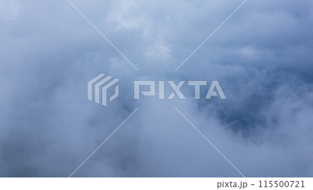 雨の日の山頂に覆いかぶさる雲 115500721