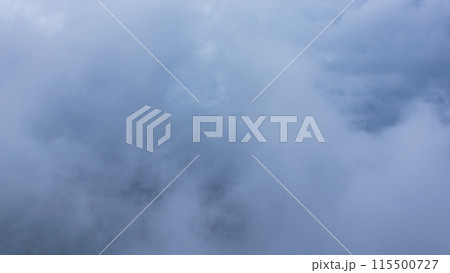 雨の日の山頂に覆いかぶさる雲 雨の日の山頂に覆いかぶさる雲 115500727