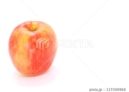 赤いリンゴ　つがる　丸ごと1個　明るい背景 115500968