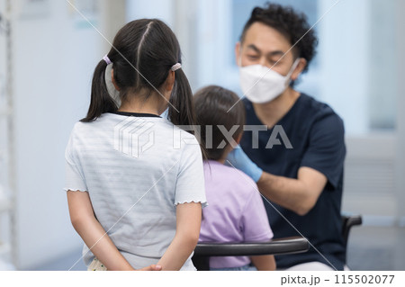 学校の歯科検診や内科などの集団検診のイメージの様子 学校の歯科検診や内科などの集団検診のイメージの様子 115502077