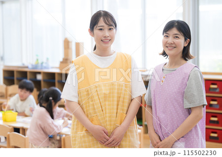 保育園や学童の求人や転職などに　保育士や先生のイメージ　若い先生とベテラン先生のカメラ目線 115502230