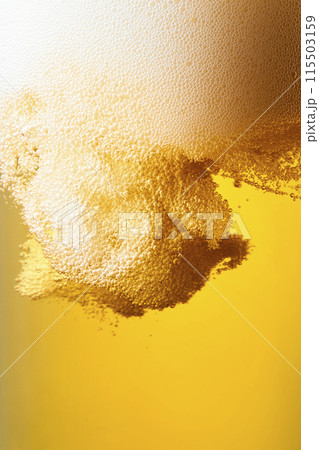 グラスに注がれた生ビール、クローズアップ 115503159