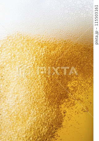 グラスに注がれた生ビール、クローズアップ 115503161