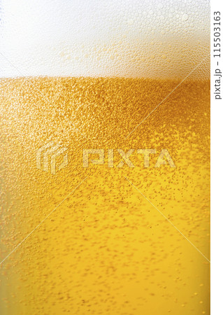 グラスに注がれた生ビール、クローズアップ 115503163