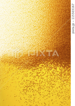 グラスに注がれた生ビール、クローズアップ 115503167