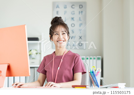 自宅で仕事をする若い女性 115503175