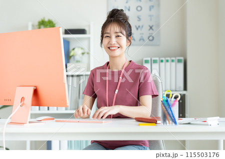 自宅で仕事をする若い女性 115503176