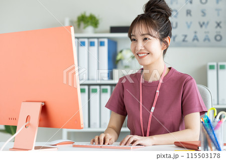 自宅で仕事をする若い女性 自宅で仕事をする若い女性 115503178