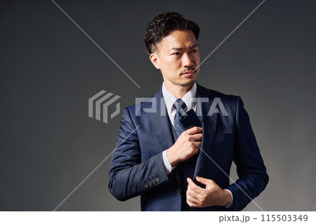 スマホで話すビジネスマン 115503349