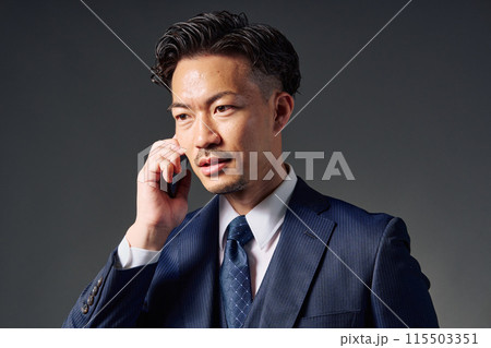 スマホで話すビジネスマン 115503351