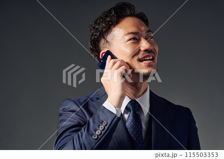 スマホで話すビジネスマン スマホで話すビジネスマン 115503353