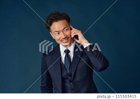 スマホで話すビジネスマン 115503415