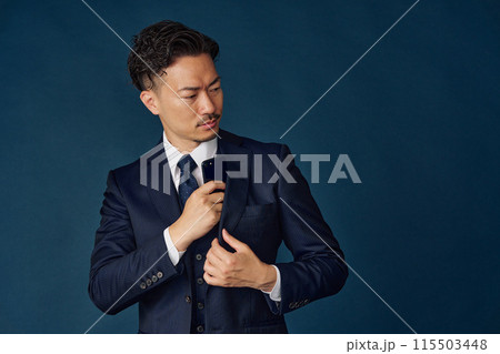 スマホで話すビジネスマン 115503448