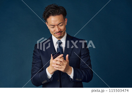 スマホを見るビジネスマン スマホを見るビジネスマン 115503474